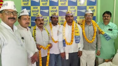 जौनपुर: केंद्रीय कार्यालय पर पूर्व प्रधान कमलेश यादव ने अपने दर्जनों समर्थकों के साथ आम आदमी पार्टी में किया शामिल