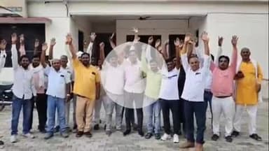 प्रतापगढ़: जनपद के कई विकास खंड में मनरेगा कार्य की निगरानी के विरोध में प्रधानों ने किया विरोध प्रदर्शन