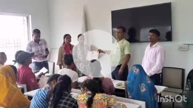 पतरघट: पतरघट प्रखंड के उच्च माध्यमिक विद्यालय कमलजरी में स्वयंसेवकों के बीच प्रमाण पत्र वितरण