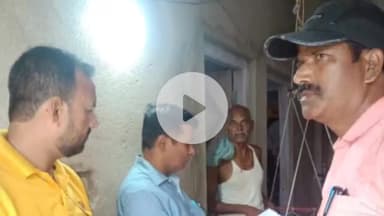 डंडारी: डंडारी प्रखंड के मोहनपुर ग्राम में BLO कर्मियों द्वारा गणना फॉर्म वितरण के लिए घरों का दौरा शुरू