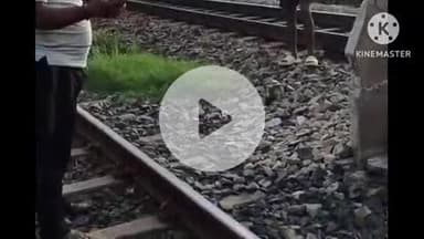 बक्सर: बक्सर चौसा रेलवे स्टेशन के बीच ट्रेन से कटकर युवक की मौत, क्षेत्राधिकार विवाद में 3 घंटे तक ट्रैक पर पड़ा रहा शव