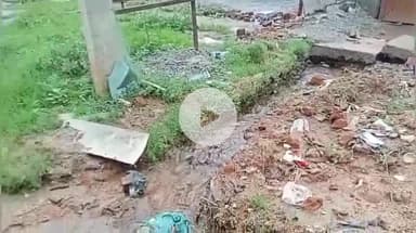 गुमला: नगर परिषद की लापरवाही: दुन्दरिया में नाली निर्माण में अनियमितता के कारण सड़क पर बह रहा पानी, ग्रामीण परेशान #jansamasya