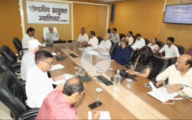 तानसेन: संभागीय आयुक्त खत्री ने संभागीय आयुक्त कार्यालय में अधिकारियों के साथ बैठक की