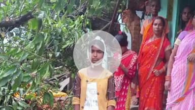 गुमला: खोरा पतरा टोली में बारिश से विशालकाय आम का पेड़ घर पर गिरा, एक छात्रा घायल