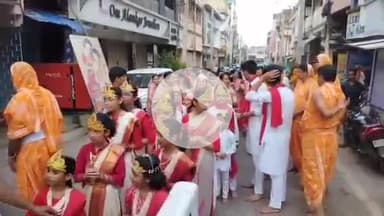 मेदिनीनगर (डालटनगंज): पंचमुहान जैन मंदिर से श्री सिद्धचक्र महामंडल विधान के लिए निकली भव्य कलश यात्रा, पूजा शुरू