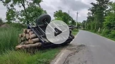 शिवहर: पुरनहिया के पास ट्रैक्टर का एक्सल टूटने से लकड़ी से लदा ढाला पलटा