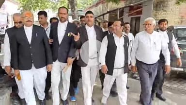 मिर्ज़ापुर: सदर तहसील में राजस्व निरीक्षक और अधिवक्ता के बीच हुई हाथापाई के मामले में अधिवक्ताओं ने कलेक्ट्रेट में किया प्रदर्शन