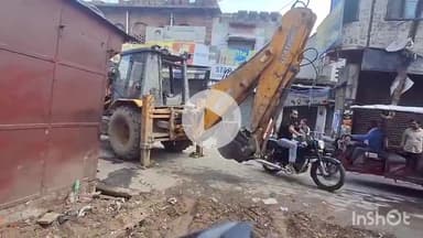 संभल: सदर कोतवाली के सब्जी मंडी मार्केट में अलम के रास्ते से बुलडोजर ने हटाई दुकानें