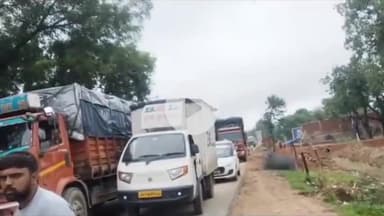 जतारा: बम्होरी गांव में बिजली कटौती व पानी की समस्या से परेशान ग्रामीण, महिलाओं ने सड़क पर बर्तन रखकर किया प्रदर्शन