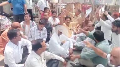 बरेली: 5000 स्कूलों के विलय के खिलाफ कांग्रेस कार्यकर्ताओं ने डीएम कार्यालय पर किया प्रदर्शन, दिया ज्ञापन