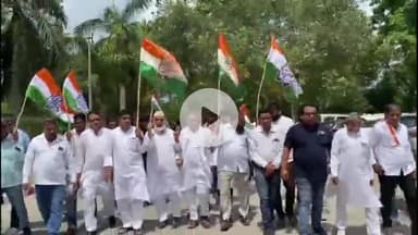 अमरोहा: अमरोहा कलेक्ट्रेट में कांग्रेसियों ने किया प्रदर्शन, सरकारी स्कूलों के मर्ज करने का जताया विरोध