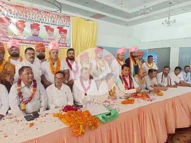 पूर्व विधायक विवेक बंसल जी एवं  कोऑर्डिनेटर उपस्थिति में जिला एवं महानगर कमेटी के पदाधिकारी को सम्मानित किया गया  मौजूद