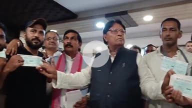 कोल: अलहदादपुर मीट कांड में घायल लोगों को सपा सांसद रामजीलाल सुमन ने 1-1 लाख के चेक दिए, सरकार को घेरा