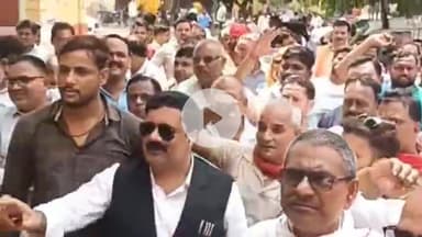 जौनपुर: कलेक्ट्रेट परिसर में कोटेदारों ने किया प्रदर्शन