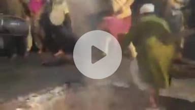 झांसी: झांसी में मोहर्रम पर कई इलाकों में बच्चों ने आग और लाठी से खेला अखाड़ा, हुसैन की सदाओं के साथ उठे हुसैनी अलम