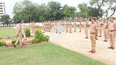 रामपुर: शुक्रवार को पुलिस लाइन में पुलिस अधीक्षक विद्यासागर मिश्र ने परेड की सलामी लेकर किया निरीक्षण