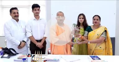 फिरोज़ाबाद: फिरोजाबाद में सड़क और पुल निर्माण की मांग को लेकर भाजपा जिलाध्यक्ष उदय प्रताप ने मुख्यमंत्री योगी आदित्यनाथ से की मुलाकात