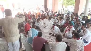 झांसी: सफाई कर्मचारियों ने नगर निगम कार्यालय में उत्पीड़न और भ्रष्टाचार के खिलाफ किया प्रदर्शन, उठाई आवाज