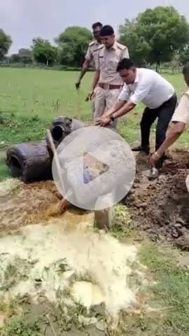 धौलपुर: आर्दश नगर गांव में अवैध हथकढ़ शराब के खिलाफ की गई संयुक्त कार्रवाई, करीब 15 भट्ठियां तोड़ी व कच्ची वॉश को किया गया नष्ट