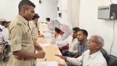 आरा: भोजपुर SP ने जनता दरबार में जन सुनवाई की, परिवादियों की शिकायतों के निस्तारण हेतु दिए निर्देश