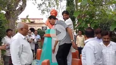 झांसी: स्वामी विवेकानंद की पुण्यतिथि पर पूर्व केंद्रीय मंत्री ने सरस्वती पाठशाला कॉलेज में प्रतिमा पर श्रद्धा सुमन अर्पित किए