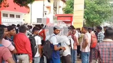 मेदिनीनगर (डालटनगंज): पलामू में चतुर्थवर्गीय बहाली को लेकर भारी भीड़, पोस्टल ऑर्डर के लिए प्रधान डाकघर के बाहर मारामारी