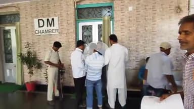 दरभंगा: दरभंगा के लहेरियासराय में स्थित जिलाधिकारी के कार्यालय में लगा जनता दरबार, जिले के विभिन्न क्षेत्रों से पहुंचे लोग