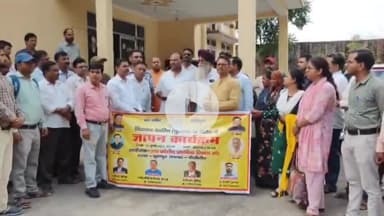 पूरनपुर: विधायक के कार्यालय में उत्तर प्रदेशीय प्राथमिक शिक्षक संघ ने विद्यालय विलय का विरोध करते हुए सौंपा ज्ञापन