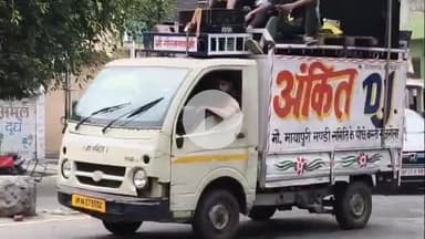 धनौरा: गजरौला में तेज रफ्तार स्कूल वैन का टायर फटा, सरकारी अस्पताल के सामने पलटी, चालक और महिला हेल्पर घायल