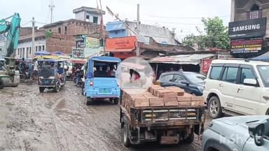मुंगेर: बादशाही पुल के पास घंटों जाम से लोग परेशान, मुंगेर-बरियारपुर मुख्य मार्ग पर गाड़ियों की लम्बी कतार