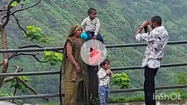 धार: मांडू में खतरनाक जगहों पर सेल्फी का क्रेज बढ़ा, हादसे का खतरा