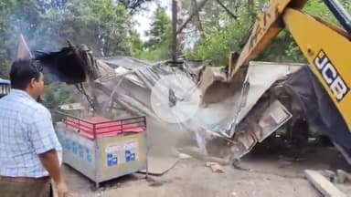 रामपुर: नगर पालिका की टीम ने अवैध अतिक्रमण हटाओ अभियान के तहत पनबड़िया से मोदी स्कूल तक सड़क किनारे खोखे किए ज़मींदोज