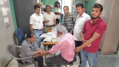 बेतिया: जिला यक्ष्मा केंद्र, बेतिया में टीबी मरीजों की मदद कर रहे सूर्य नारायण साह, निभा रहे मानवता धर्म