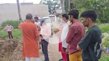 भगवानपुर: प्रेमराजपुर गांव में रास्ते की भूमि पर किया जा रहा खुदाई का कार्य, शिकायत मिलने पर कराया गया बंद