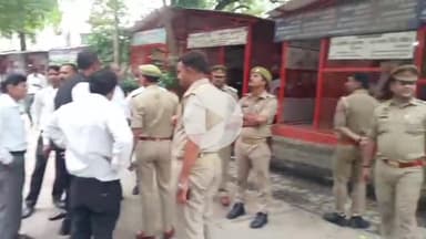 कोल: अलीगढ़ बार एसोसिएशन के पूर्व अध्यक्ष पर 34 लाख के गवन के आरोप में अधिवक्ताओं ने किया हंगामा, FIR की मांग