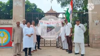 भिवानी: लघु सचिवालय के सामने वेटर्न संगठन ने जल भराव और सीवरेज की समस्या को लेकर किया प्रदर्शन