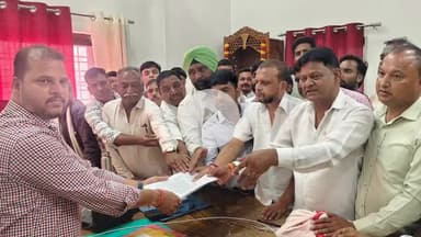 रामगंजमण्डी: कांग्रेस ने वार्डों की समस्याओं के समाधान की मांग को लेकर नगरपालिका में अधिशासी अधिकारी को सौंपा ज्ञापन