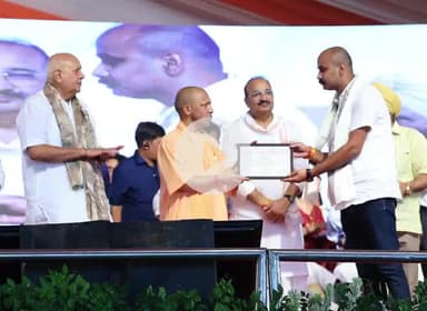 जौनपुर: लखनऊ में आयोजित आम महोत्सव में सीएम ने जौनपुर के आम उत्पादक को किया सम्मानित