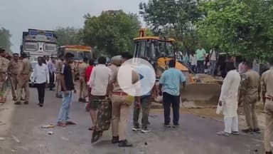 उन्नाव: सदर कोतवाली क्षेत्र के शेखपुर नरी चौराहे के पास कई वाहन आपस में भिड़े, तीन लोगों की हुई मौत और युवती सहित दो घायल