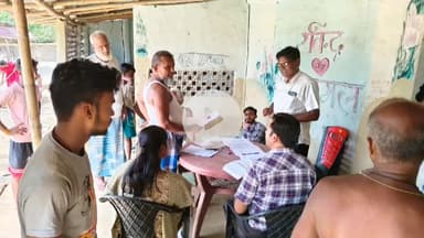 कुरसाकांटा: कुर्साकांटा में मतदाता पुनरीक्षण अभियान तेज, बीएलओ कर रहे घर-घर सर्वे