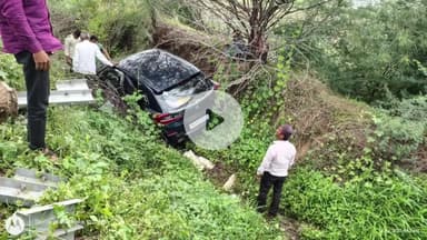 अंबड: देवतारी त्याला कोण मारी विठ्ठलाच्या दर्शनासाठी जाणाऱ्या भाविकांच्या कारला मठ तांड्याजवळील वाकणात अपघात भाविक सुखरूप