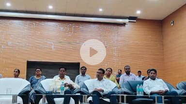 दरभंगा: अंबेडकर सभागार में जिला निर्वाचन पदाधिकारी ने विकास मित्रों को पुनरीक्षण के लिए निर्देश दिए