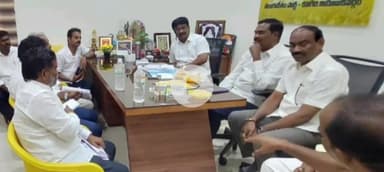 కనిగిరి: పట్టణంలోని టిడిపి కార్యాలయంలో టిడిపి సంస్థ గత ఎన్నికలపై నాయకులతో సమీక్ష నిర్వహించిన కనిగిరి ఎమ్మెల్యే ఉగ్ర నరసింహారెడ్డి