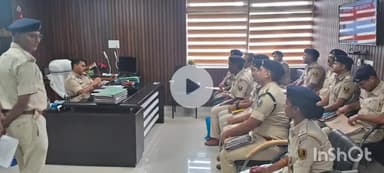 बेगूसराय: कार्यालय कक्ष में DIG ने सदर-01 अनुमंडल के अनुसंधानकर्ताओं की समीक्षा की, कई निर्देश दिए