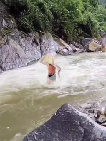 घाट: नंदानगर क्षेत्र में उफनते जेथा गाड को पार कर राशन ले जाते ग्रामीण का वीडियो हुआ वायरल, प्रशासन ने लिया संज्ञान