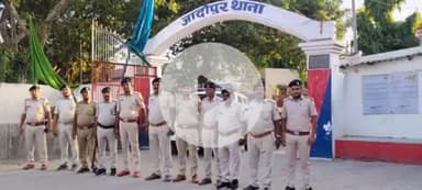 गोपालगंज: जादोपुर थाना के विभिन्न क्षेत्रों में निकाला गया फ्लैग मार्च, थानाध्यक्ष ने मुहर्रम शांति से मनाने की अपील की