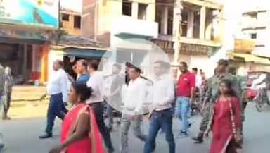 इचाक: मोहर्रम को देखते हुए इचाक प्रखंड क्षेत्र में पुलिस द्वारा निकाला गया फ्लैग मार्च