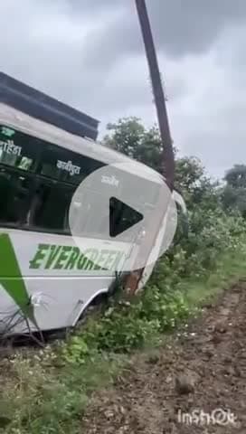 तराना: उज्जैन-कानीपुरा मार्ग पर टला बस हादसा, बस बिजली के खंभे से टकराई