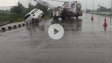 कनवास: अरनिया के पास तेज रफ्तार कार सड़क से उतरकर गड्ढे में गिरी, क्रेन से बाहर निकाली गई, चालक बाल-बाल बचा