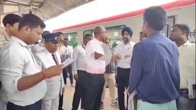 लोहरदगा: दक्षिण पूर्व रेलवे के CRS बृजेश कुमार मिश्रा ने सुरक्षा मानकों के तहत लोहरदगा रेलवे स्टेशन का किया निरीक्षण